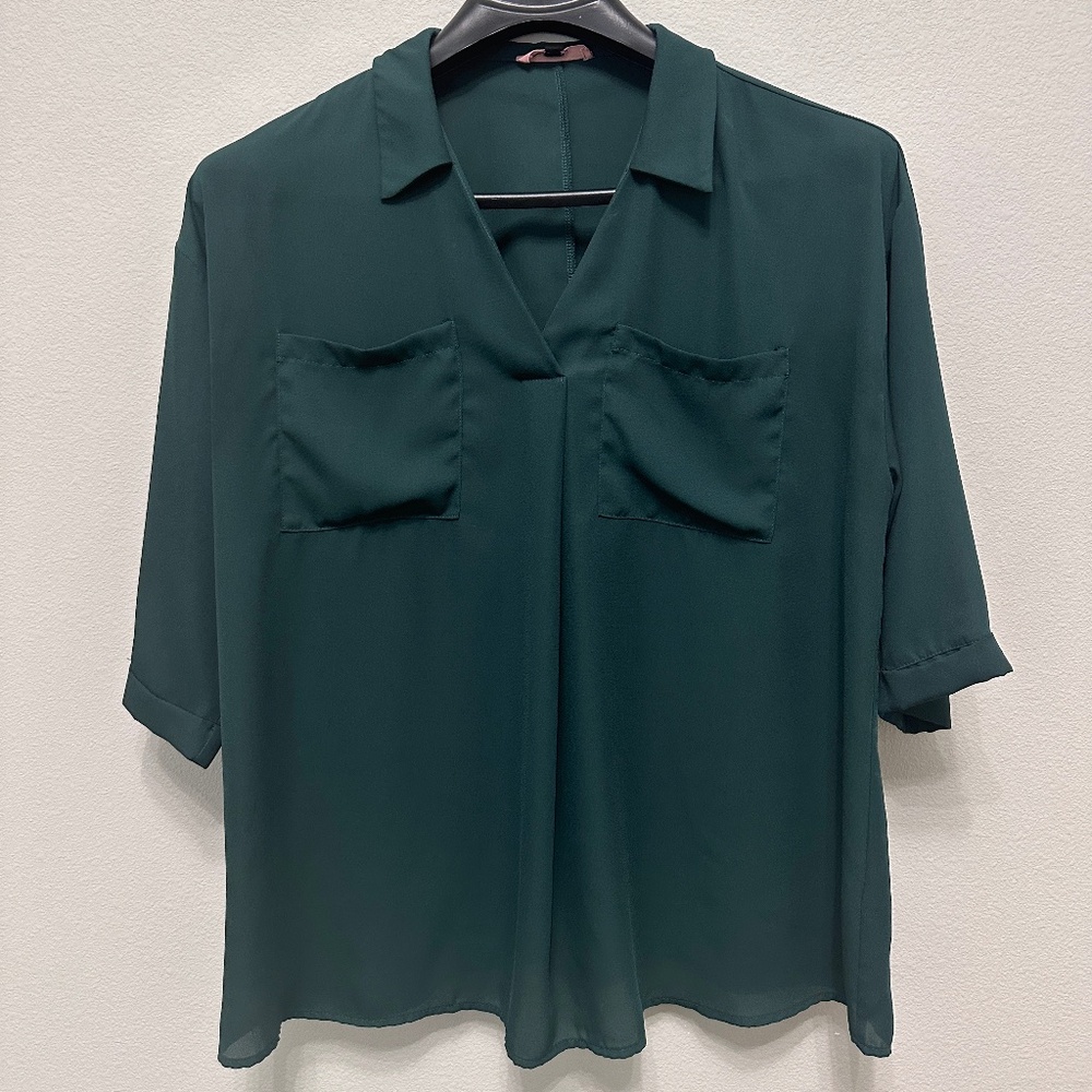 East Adeline Collared V-Neck Blouse Green 1X Flowy Pocket Top EUC